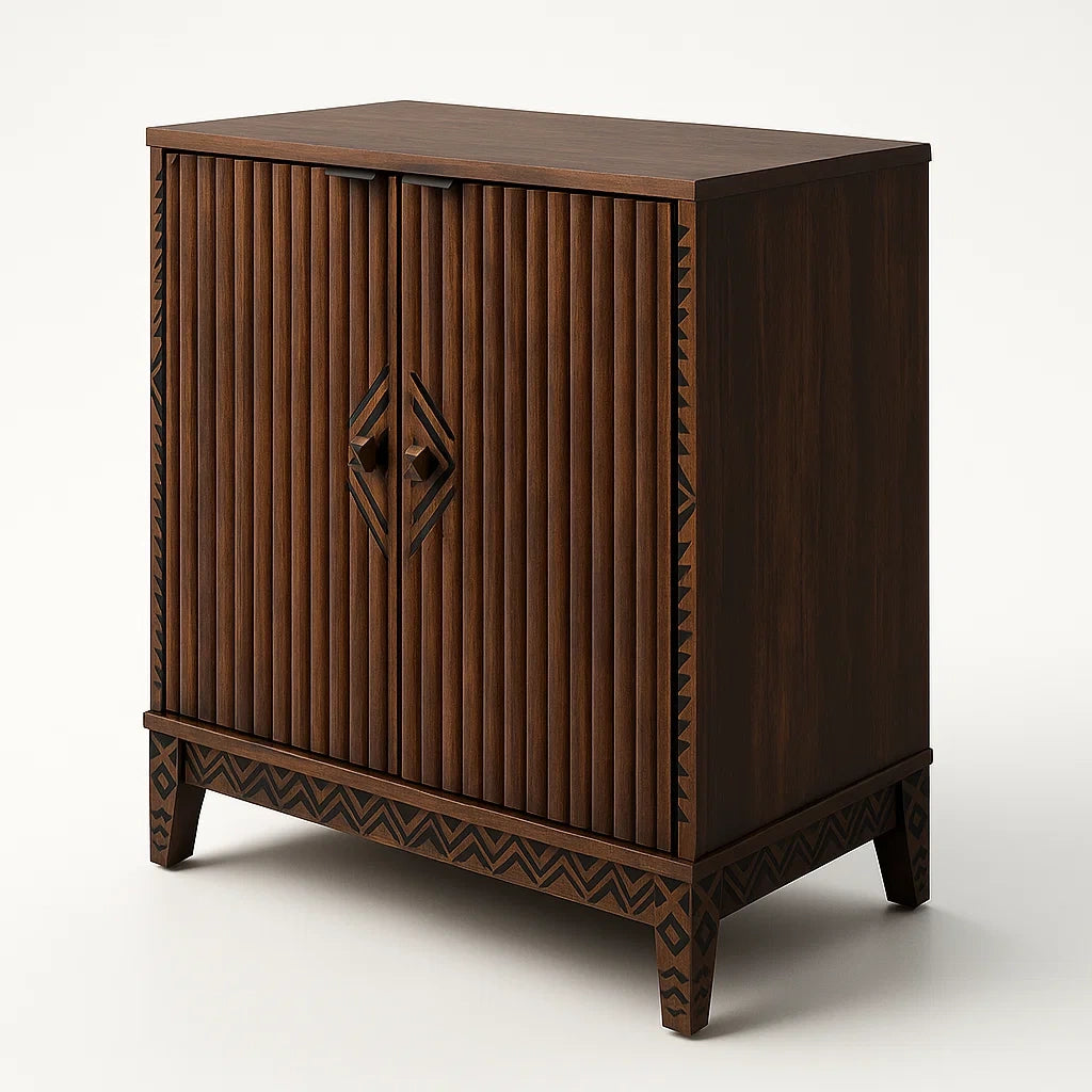 Holzschrank mit geometrischem Muster und gerillten Türen