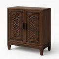 Holzschrank mit geometrischem Muster