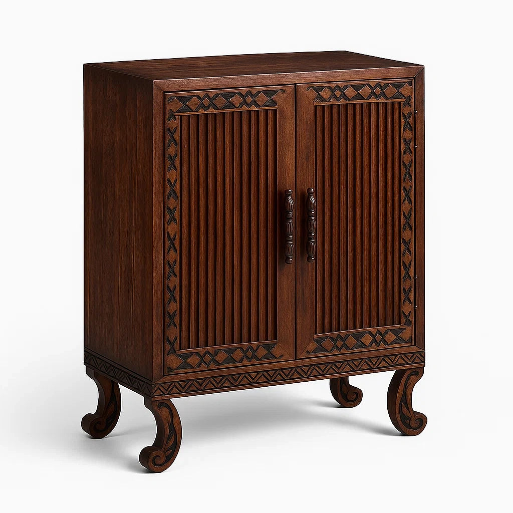Holzschrank mit Gravur und Zwei Türen