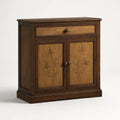 Holzschrank mit Blumenmuster